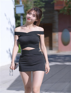 《炕上光着腚压在女人身上》